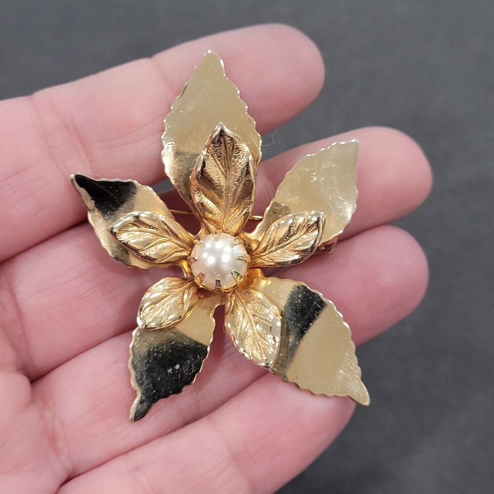 Flower Pin Brooch Gold Tone Faux Pearl Leaf  Vintage